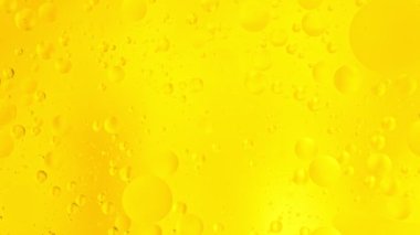 Suda Akan Altın Yağ Kabarcıklarının Yavaş Hareketi. Soyut Renkli Arkaplan. Yüksek Hız Sinema Kamerasında Çekim.