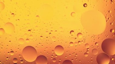 Suda Akan Altın Yağ Kabarcıklarının Yavaş Hareketi. Soyut Renkli Arkaplan. Yüksek Hız Sinema Kamerasında Çekim.