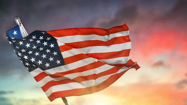 サンセット スカイに対するアメリカの旗 劇的な背景を持つアメリカのシンボル — ストック写真