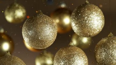 Renkli Parlak Toplar ve Parıldayan Parıltılar Düşen Noel Madalyası. Güzel Tatil Yavaş Sinema Görüntüleri. Yüksek Hız Sinema Kamerası, 1000 fp..