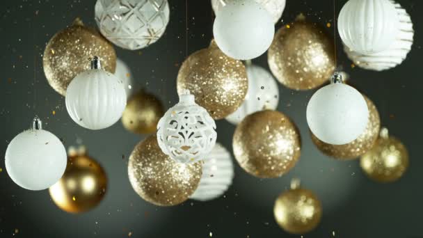 着色された光沢のあるボールと落下する輝きのクリスマスの装飾 美しい休日 スローモーションフッテージ 高速シネマカメラで撮影 1000 Fps — ストック動画