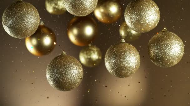 Decoración Navidad Con Bolas Brillantes Colores Purpurina Cayendo Hermosas Vacaciones — Vídeos de Stock
