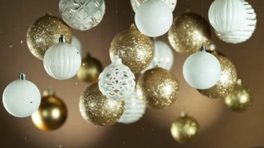 Renkli Parlak Toplar ve Parıldayan Parıltılar Düşen Noel Madalyası. Güzel Tatil Yavaş Sinema Görüntüleri. Yüksek Hız Sinema Kamerası, 1000 fp..