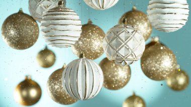 Düşen Parıldayan Parçacıklarla Noel Baloları. Noel Tatili Temalı Güzel Dekoratif Arkaplan.