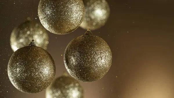 落下する輝く粒子とクリスマスホリデーボール クリスマスの休日のテーマと美しい装飾的な背景 — ストック写真