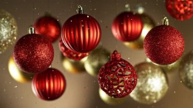 Renkli Parlak Toplar ve Parıldayan Parıltılar Düşen Noel Madalyası. Güzel Tatil Yavaş Sinema Görüntüleri. Yüksek Hız Sinema Kamerası, 1000 fp..