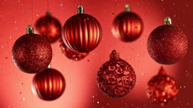 Renkli Parlak Toplar ve Parıldayan Parıltılar Düşen Noel Madalyası. Güzel Tatil Yavaş Sinema Görüntüleri. Yüksek Hız Sinema Kamerası, 1000 fp..
