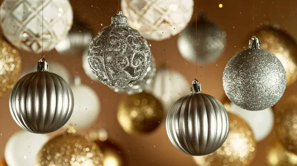 Bolas Decorativas Natal Penduradas Com Glitters Falling Contexto Celebração Abstrata — Fotografia de Stock