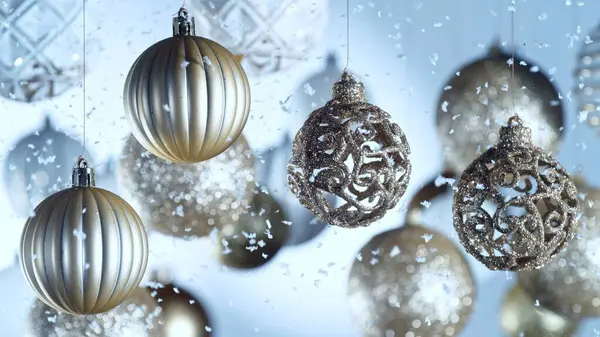 Διακοσμητικές Χριστουγεννιάτικες Μπάλες Κρεμασμένες Glitters Που Πέφτουν Κάτω Αφηρημένο Φόντο — Φωτογραφία Αρχείου