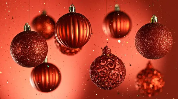 Bolas Decorativas Natal Penduradas Com Glitters Falling Contexto Celebração Abstrata — Fotografia de Stock