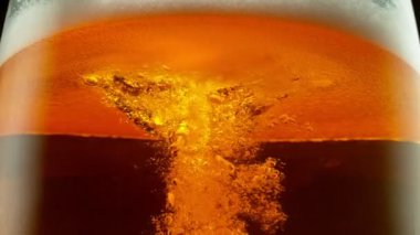 Süper yavaş çekimde makro bardakta bira, yakın çekim. Yüksek hızlı sinema kamerası, 1000 fps..