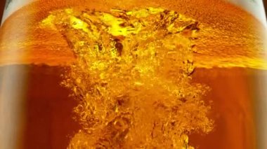 Süper yavaş çekimde makro bardakta bira, yakın çekim. Yüksek hızlı sinema kamerası, 1000 fps..