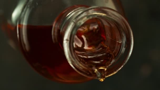 Super Lent Mouvement Verser Whisky Bouteille Filmé Sur High Speed Séquence Vidéo