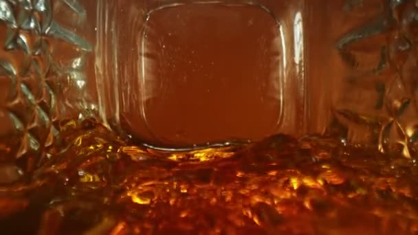 Super Zeitlupe Von Winkendem Whiskey Rum Oder Cognac Der Flasche — Stockvideo