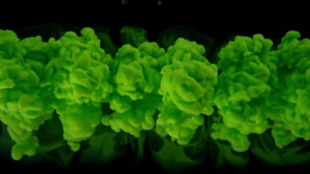 Super Zeitlupe Grüner Farbmischung Wasser Isoliert Auf Schwarzem Hintergrund Gefilmt — Stockvideo