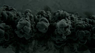 Suya karıştırılmış siyah boya damlaları. Su altında dönen mürekkep. Soyut Renkli Arkaplan.