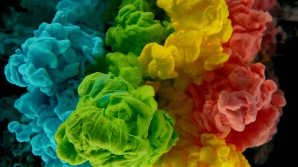 Kolorowe Tęczowe Krople Farby Mieszają Się Wodzie Tusz Wirujący Pod — Zdjęcie stockowe