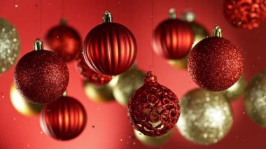 Renkli Parlak Toplar ve Parıldayan Parıltılar Düşen Noel Madalyası. Güzel Tatil Yavaş Sinema Görüntüleri. Yüksek Hız Sinema Kamerası, 1000 fp..
