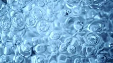 Köpüren Mavi Suyun Süper Yavaş Hareketi. Ekstrem Makro Vuruş, Soyut Doku. Yüksek Hız Sinema Kamerası, 1000 fp..