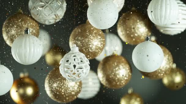 Decoración Navidad Con Bolas Brillantes Colores Purpurina Cayendo Hermosas Vacaciones Vídeo De Stock