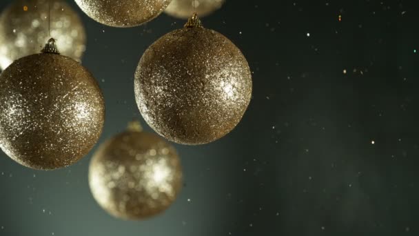 Decoración Navidad Con Bolas Brillantes Colores Purpurina Cayendo Hermosas Vacaciones Clip De Vídeo