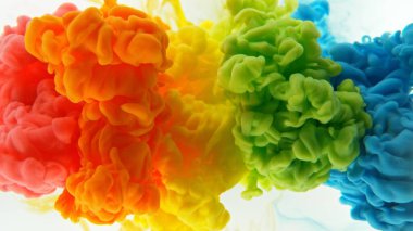 Suya karışan renkli mürekkepler, beyaz arka planda izole edilmiş. Soyut Renkli Arkaplan.