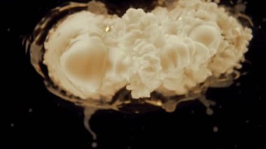 Kahve içeceğinin içine süt koymanın süper yavaş hareketi. Yüksek Hız Sineması Kamerası 'nda çekildi, 1000fps. Süt bir kahve yüzeyine çarpıyor, Sualtı Kompozisyonu.