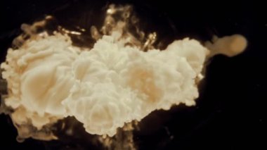 Kahve içeceğinin içine süt koymanın süper yavaş hareketi. Yüksek Hız Sineması Kamerası 'nda çekildi, 1000fps. Süt bir kahve yüzeyine çarpıyor, Sualtı Kompozisyonu.