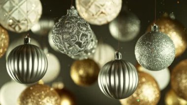 Renkli Parlak Toplar ve Parıldayan Parıltılar Düşen Noel Madalyası. Güzel Tatil Yavaş Sinema Görüntüleri. Yüksek Hız Sinema Kamerası, 1000 fp..