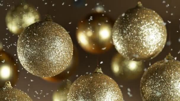 Decoración Navidad Con Bolas Brillantes Colores Purpurina Cayendo Hermosas Vacaciones — Vídeo de stock
