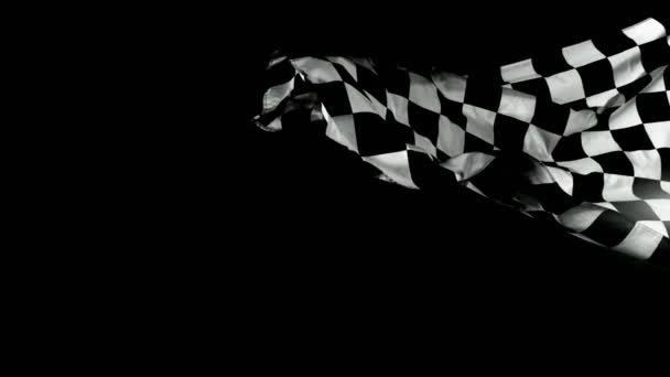 絶えず風に吹くチェッカーレースフラッグのスーパースローモーション 1000Fps ブラック バックグラウンドのレーシング フラッグ スポーツコンセプト スピードランプ効果 — ストック動画