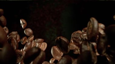 Düşen Kahve Fasulyelerinin Süper Yavaş Hareketi Siyah Arkaplanda İzole Edildi. Macro Shot. Yüksek Hız Sinema Kamerası, 1000 fp..