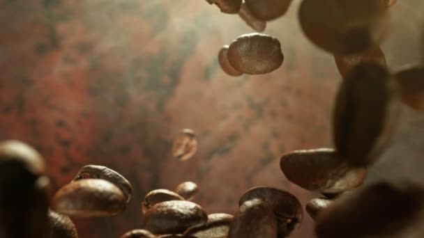 การเคล อนไหวช ดยอดของถ วกาแฟหม แยกออกจากพ นหล าตาล แมคโครช บนพ นหล — วีดีโอสต็อก