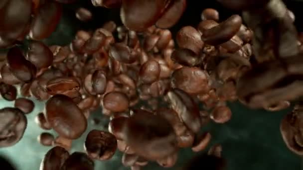 Super Slow Motion Falling Coffee Beans Isolado Fundo Preto Macro — Vídeo de Stock