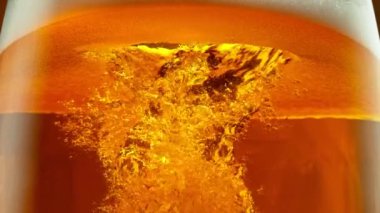 Süper yavaş çekimde makro bardakta bira, yakın çekim. Yüksek hızlı sinema kamerası, 1000 fps..