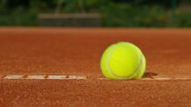 İnternetteki Tenis Topuna Vurmanın Süper Yavaş Hareketi. Düşük Odaklanma Derinliği. Yüksek Hız Sinema Kamerası, 1000fps.