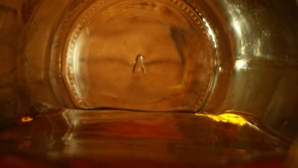 倒入威士忌 朗姆酒或白兰地的超级慢动作 Lens正从罐子里走到外面在高速电影摄影机上拍摄 1000Fps — 图库视频影像