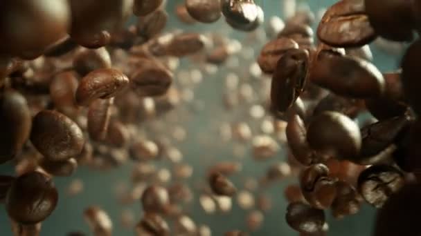 การเคล อนไหวช ดยอดของถ วกาแฟหม แยกออกจากพ นหล าตาล แมคโครช บนพ นหล — วีดีโอสต็อก
