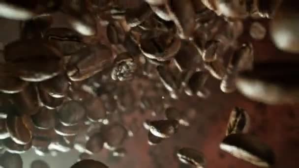 Super Zeitlupe Der Rotierenden Fallenden Kaffeebohnen Isoliert Auf Braunem Hintergrund — Stockvideo