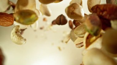 Dönen Harekette Uçan Ceviz Karıştırma Süper Yavaş Hareketi. Yüksek Hız Sinema Kamerası, 1000fps.