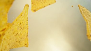 Flying Tortilla Chips 'in Süper Yavaş Hareketi. Dönüşümlü Hareket. Yüksek Hız Sinema Kamerası, 1000fps.