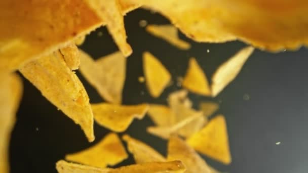 Super Langzame Beweging Van Vliegende Tortilla Chips Draaiende Beweging Gefilmd — Stockvideo