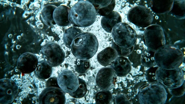 Кучка Свежей Голубики Упала Воду Воздушными Пузырями Спайсами Утепленными Черном — стоковое фото