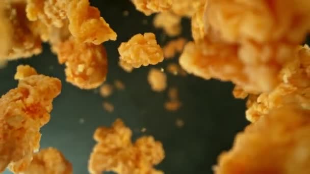 Σούπερ Αργή Κίνηση Των Flying Fried Κοτόπουλο Piecers Μαύρο Φόντο Βίντεο Κλιπ