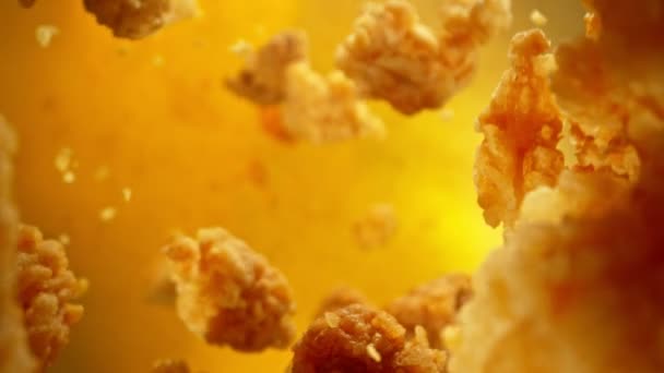 Super Slow Motion Flying Fried Chicken Piecers Sfondo Oro Telecamera — Video Stock