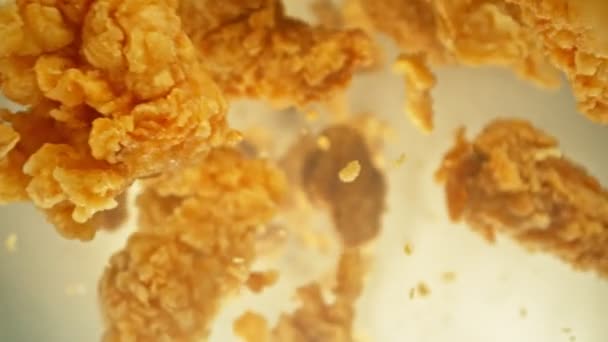 Super Slow Motion Flying Fried Chicken Pieces Sfondo Dorato Telecamera — Video Stock
