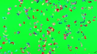 Yeşil arka planda izole edilmiş uçan renkli konfetilerin süper yavaş çekimi. Yüksek hızlı sinema kamerasıyla çekilmiş. Şeffaf izolasyon için yeşil ekran arkaplanı.