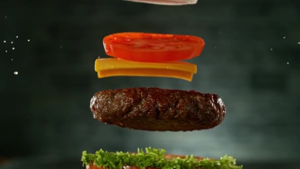 Szuper Lassított Felvétel Hamburgerdarabokról Mozgásban Kamera Nagy Sebességű Mozi Kamerával — Stock videók