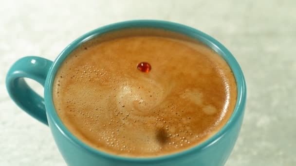 Super Pomalý Pohyb Pádu Kávy Kamerou Pohybu Natočeno Vysokorychlostní Kameře — Stock video