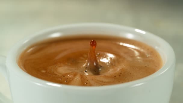 倒入咖啡的超级慢动作 用高速摄像机拍摄 每秒1000英尺 — 图库视频影像